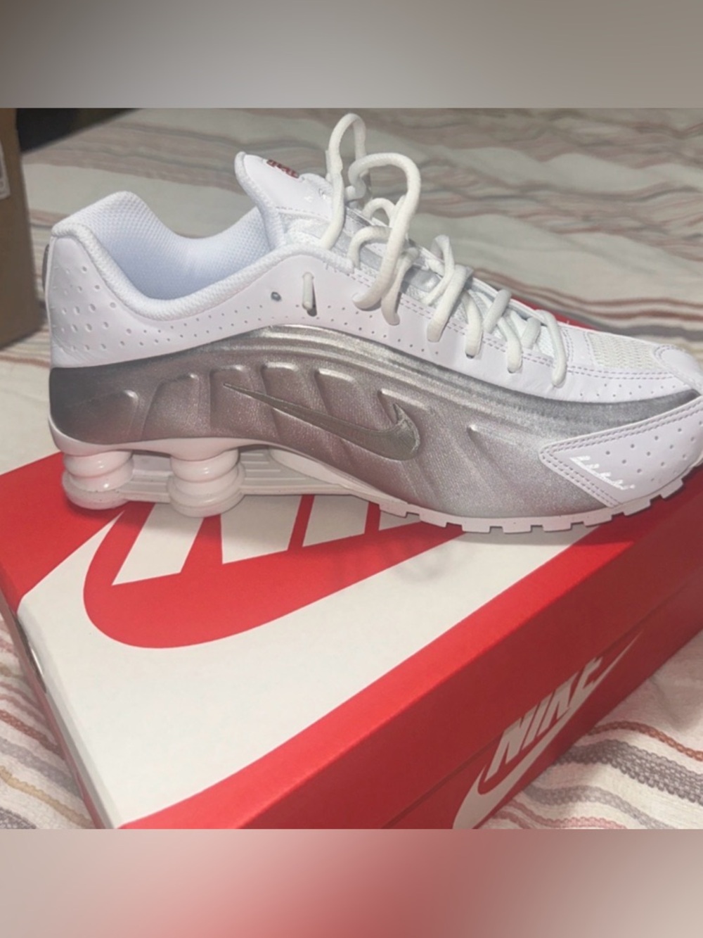 Nike Shox R4
Big Kids' Shoes Size 7
White Metallic
NWT